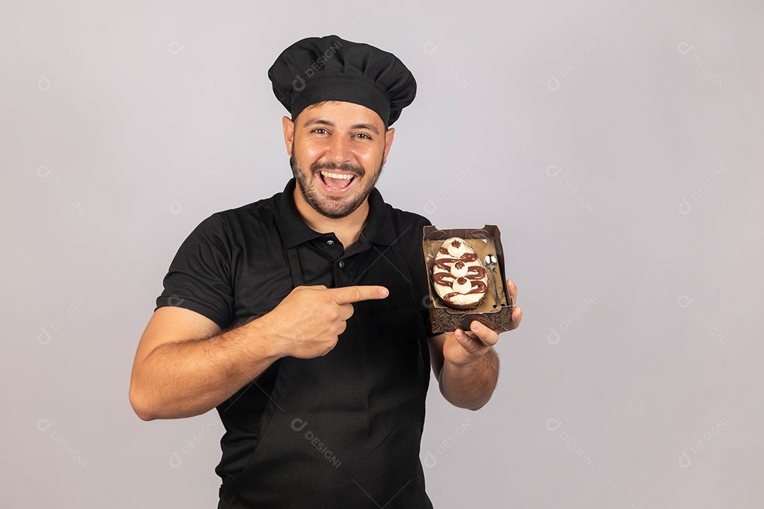 Homem jovem preparando ovos da páscoa