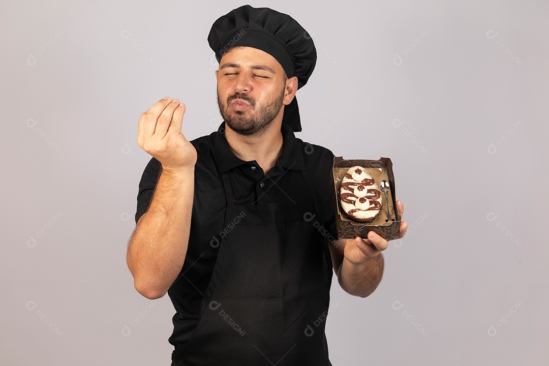 Homem jovem preparando ovos da páscoa