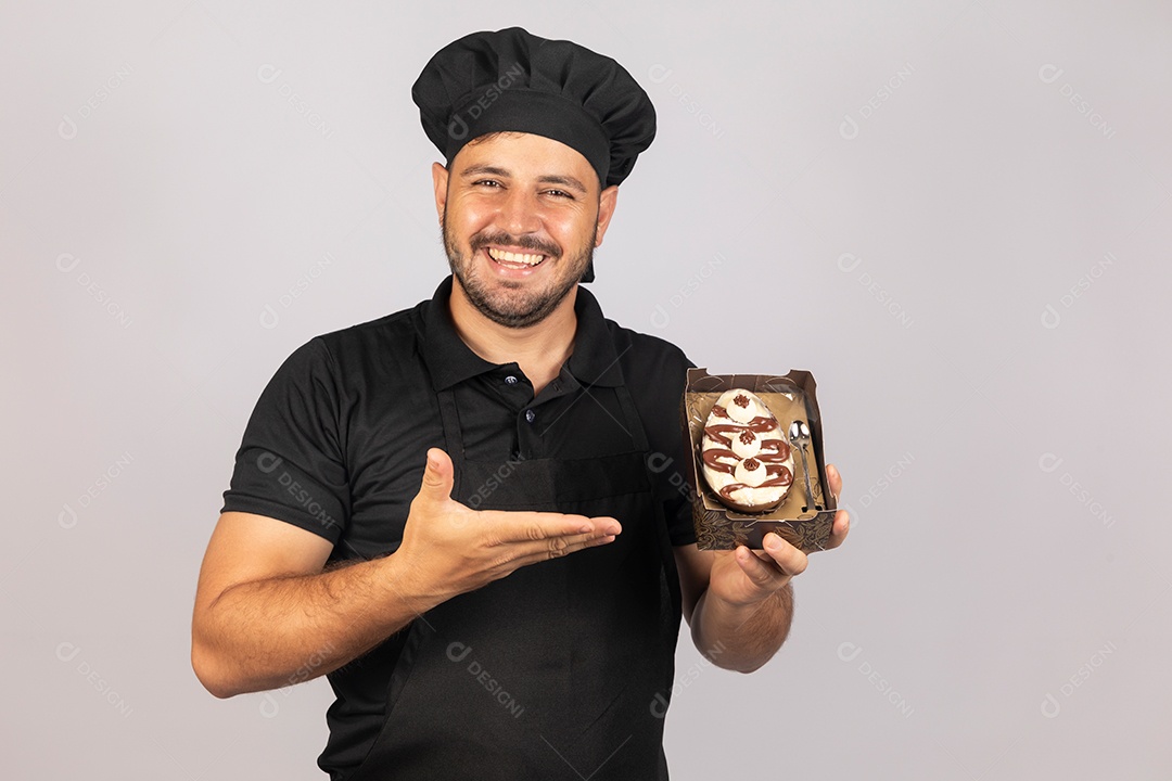 Homem jovem preparando ovos da páscoa