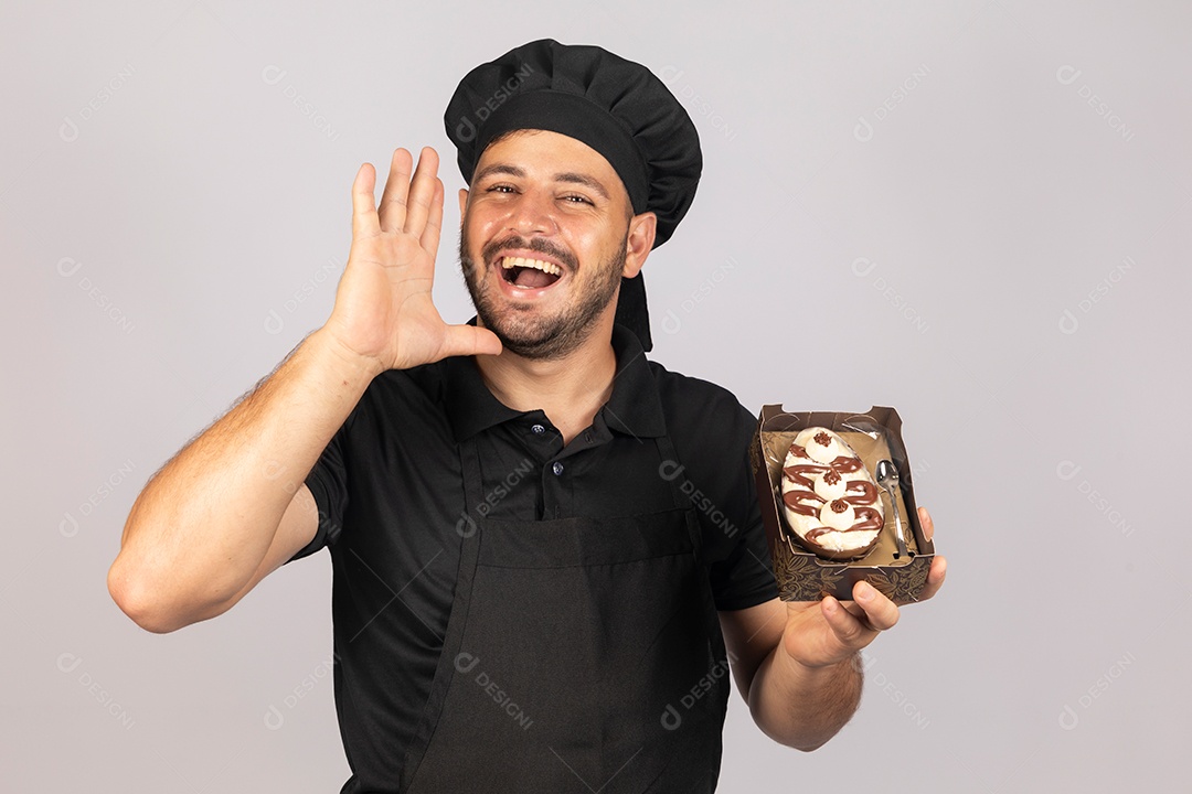 Homem jovem preparando ovos da páscoa