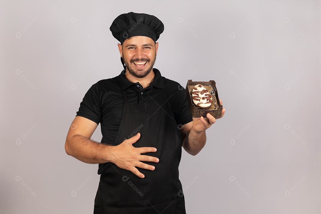 Homem jovem preparando ovos da páscoa