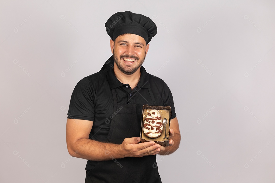 Homem jovem preparando ovos da páscoa