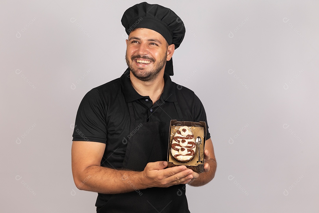 Homem jovem preparando ovos da páscoa