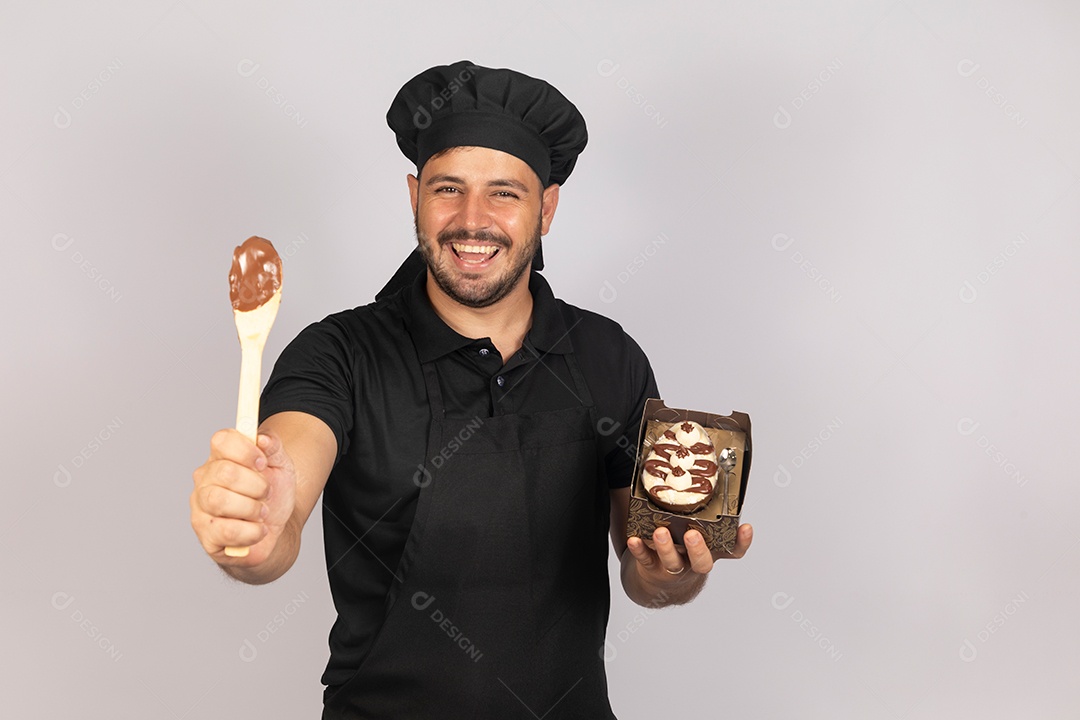 Homem jovem preparando ovos da páscoa