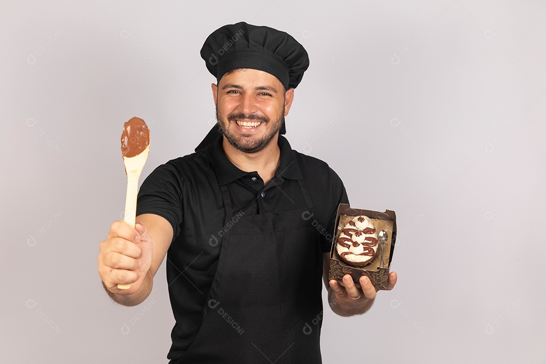 Homem jovem preparando ovos da páscoa