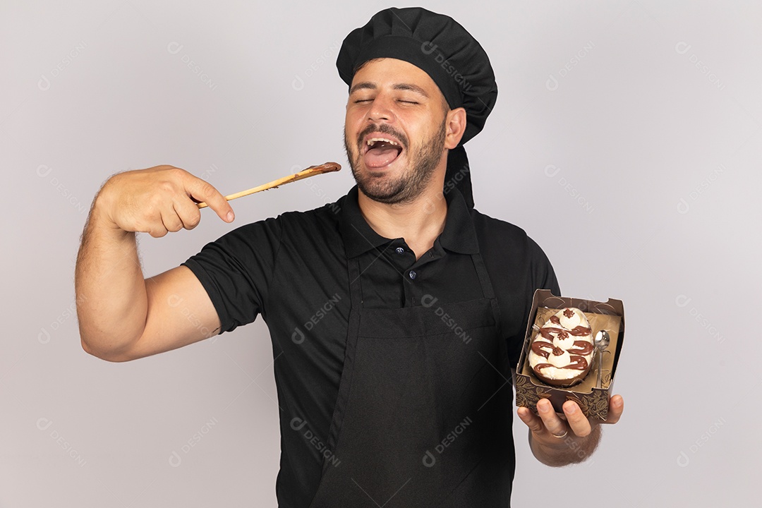 Homem jovem preparando ovos da páscoa