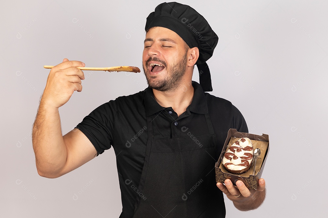 Homem jovem preparando ovos da páscoa