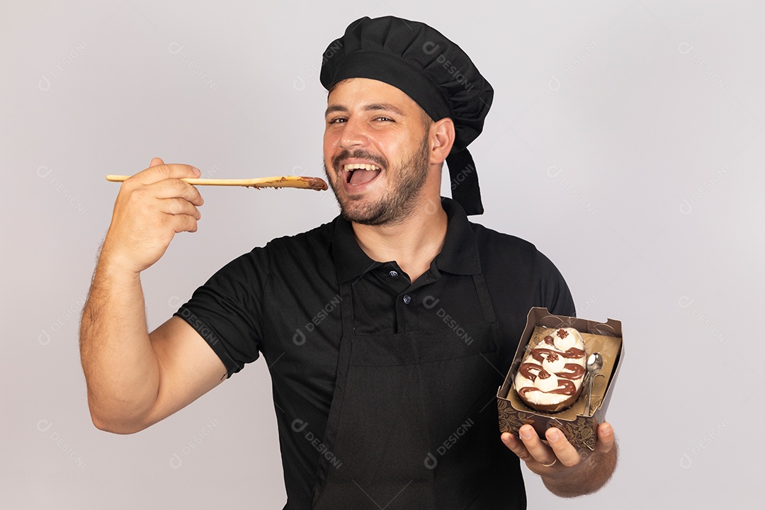 Homem jovem preparando ovos da páscoa