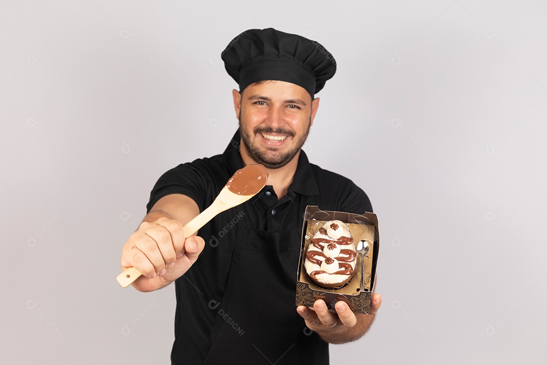 Homem jovem preparando ovos da páscoa