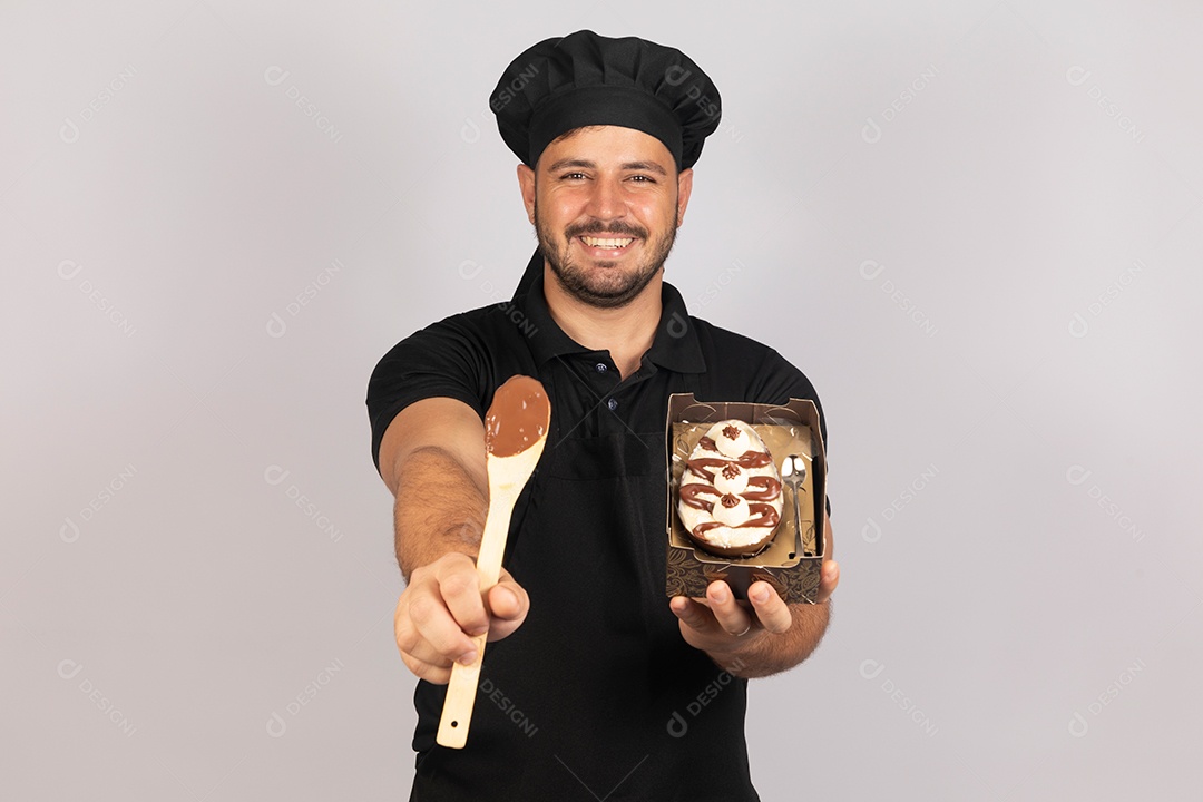 Homem jovem preparando ovos da páscoa