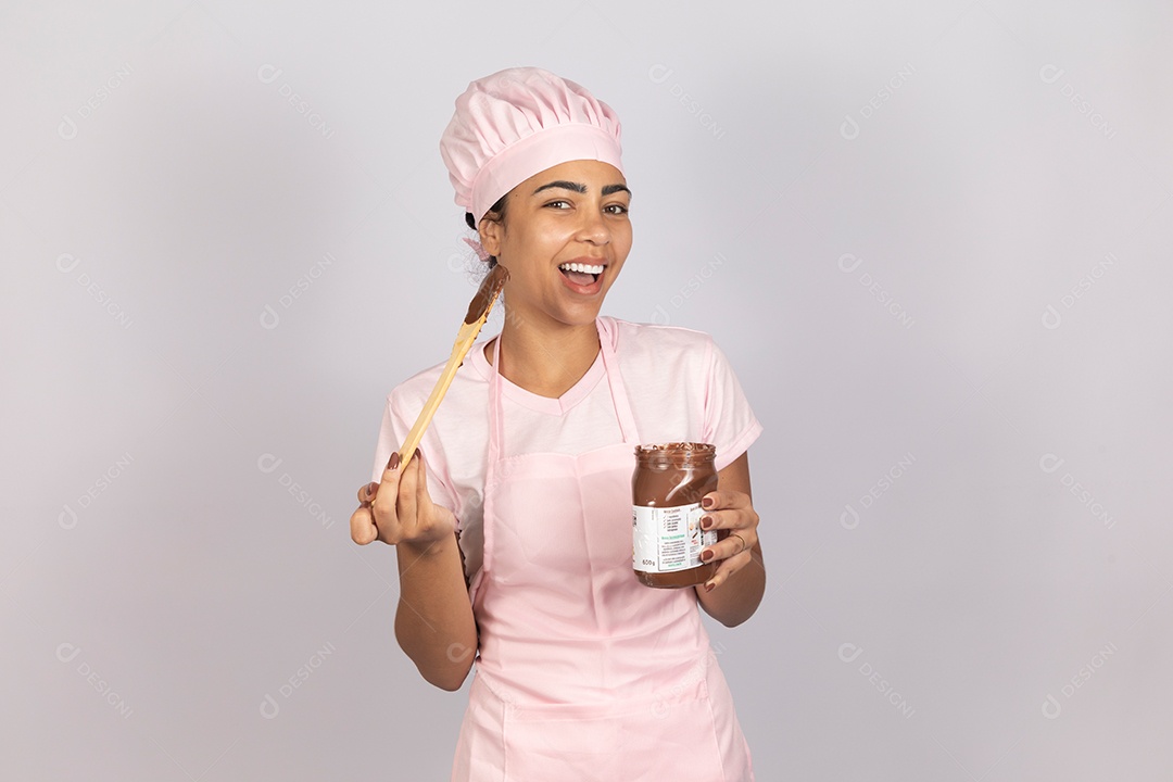 Linda mulher jovem comendo nutella