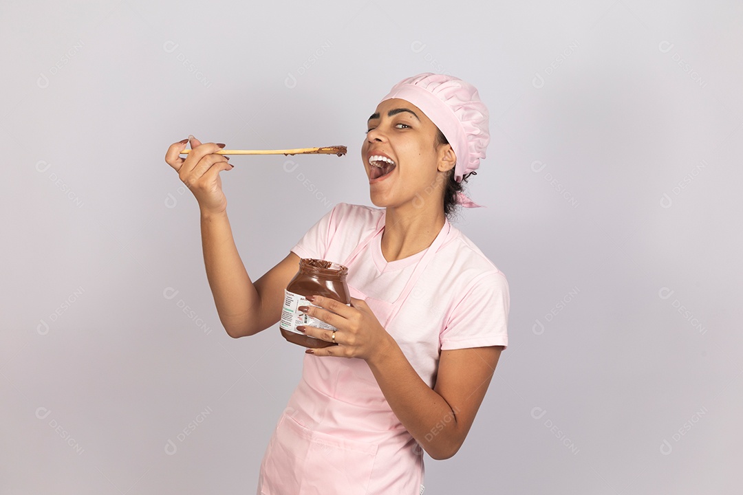 Linda mulher jovem comendo nutella