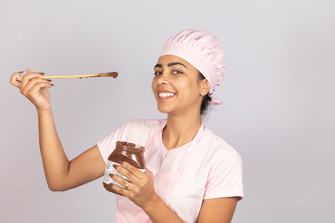 Linda mulher jovem comendo nutella