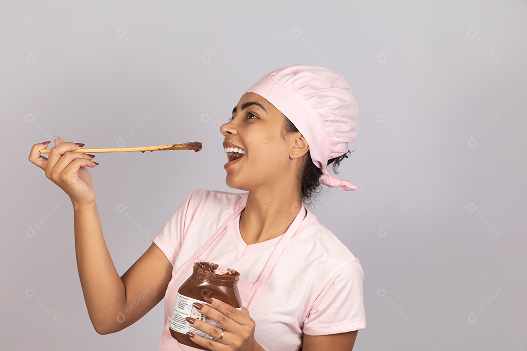 Linda mulher jovem comendo nutella