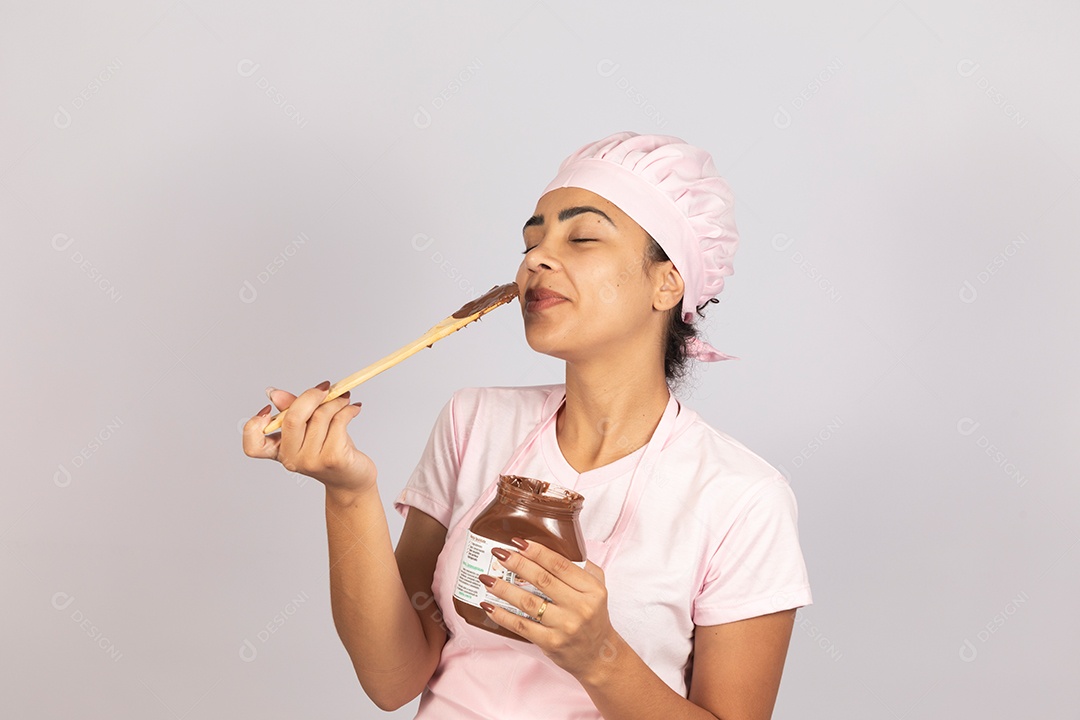 Linda mulher jovem comendo nutella