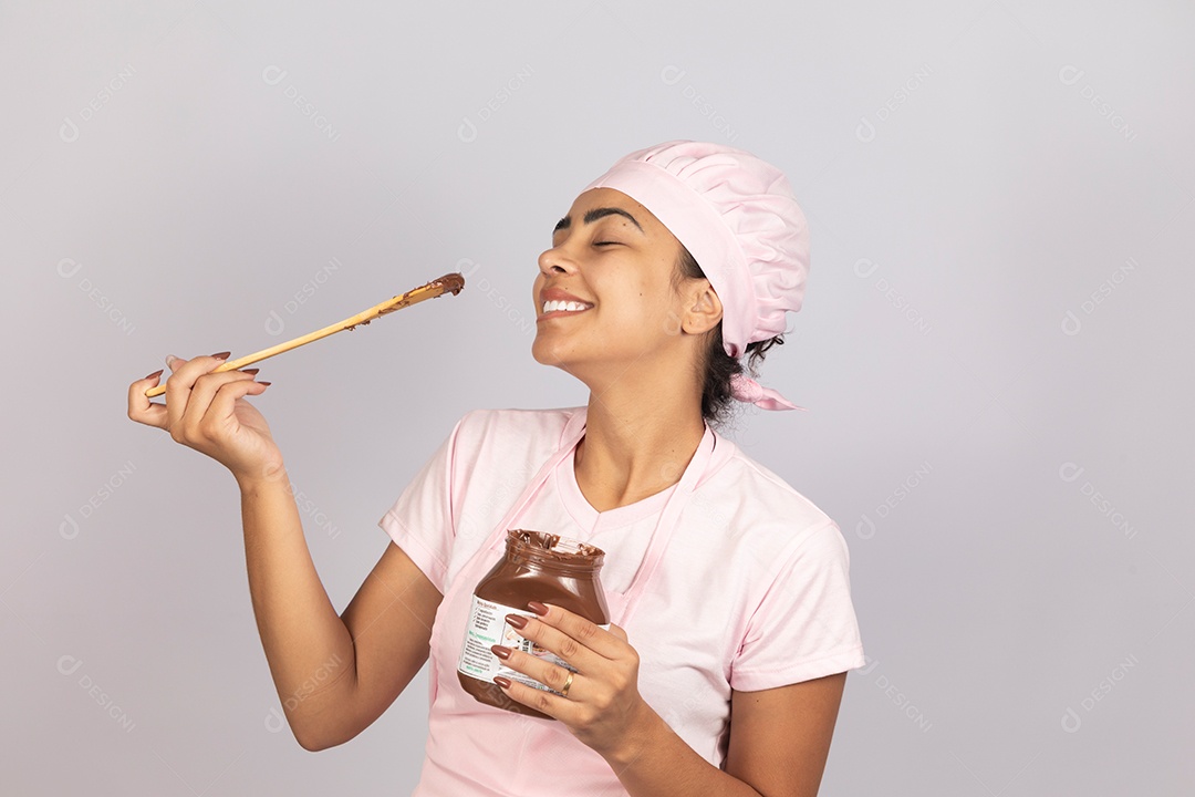 Linda mulher jovem comendo nutella