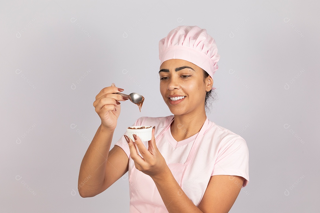 Linda mulher jovem preparando ovos da páscoa