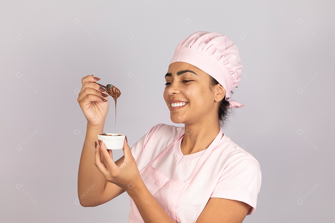 Linda mulher jovem preparando ovos da páscoa