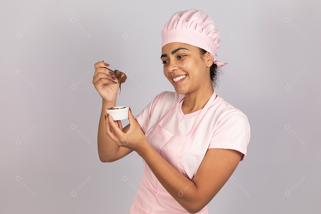 Linda mulher jovem preparando ovos da páscoa