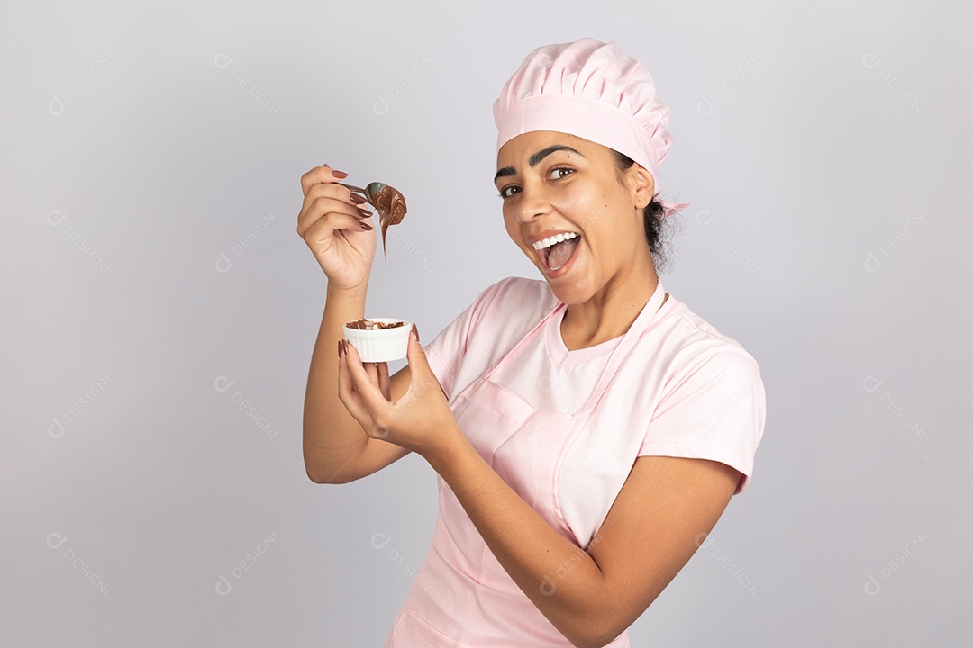 Linda mulher jovem preparando ovos da páscoa