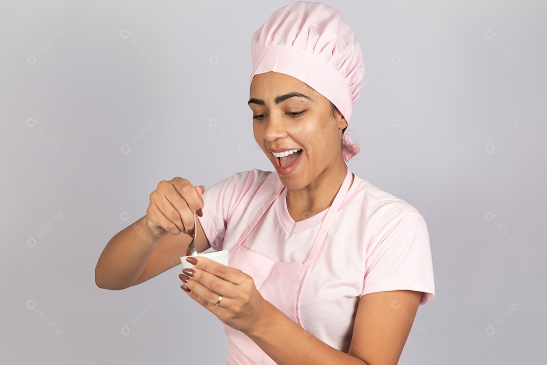 Linda mulher jovem preparando ovos da páscoa