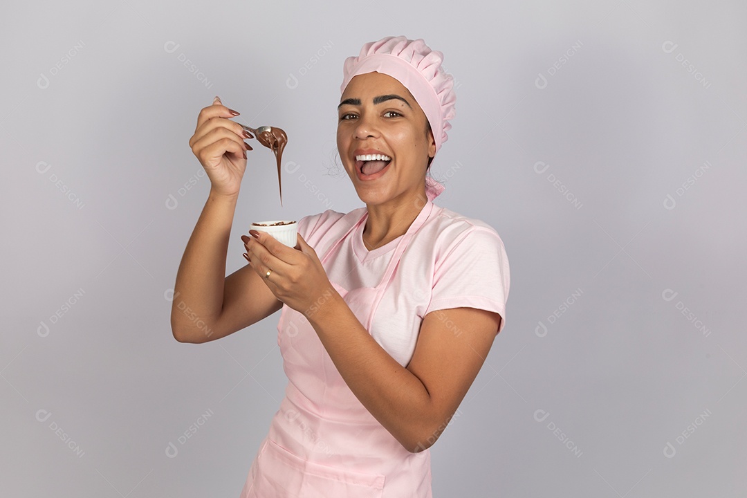 Linda mulher jovem preparando ovos da páscoa