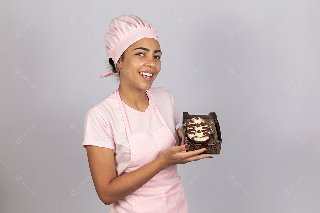 Linda mulher jovem preparando ovos da páscoa