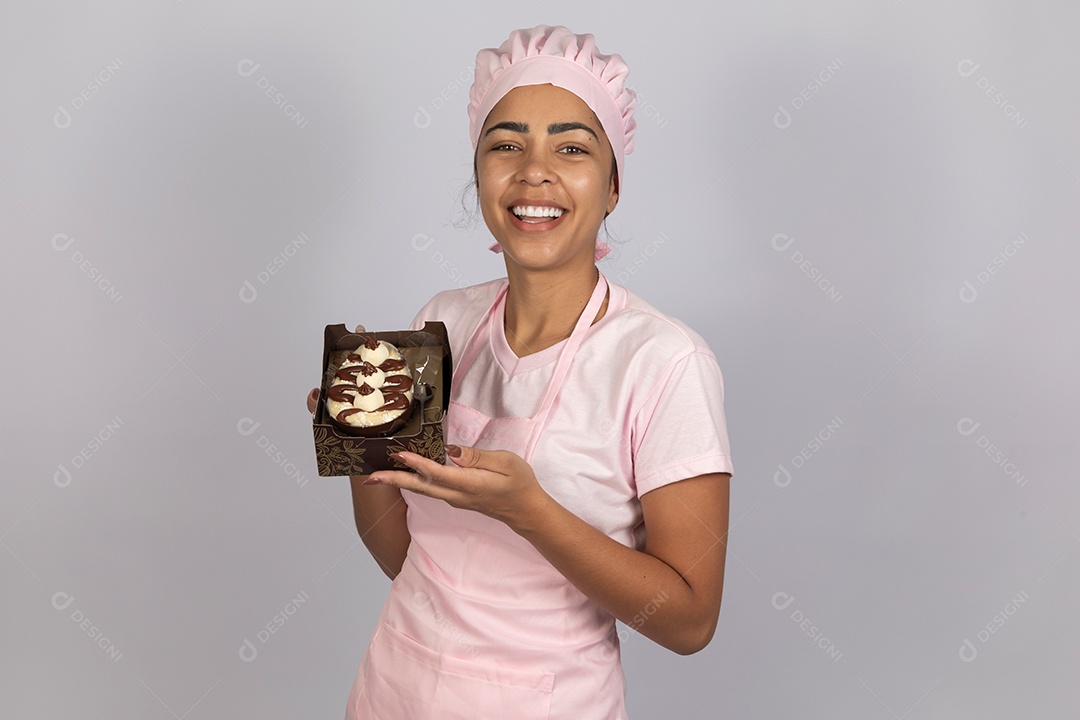 Linda mulher jovem preparando ovos da páscoa