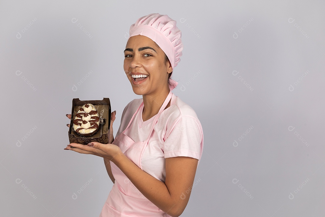 Linda mulher jovem preparando ovos da páscoa