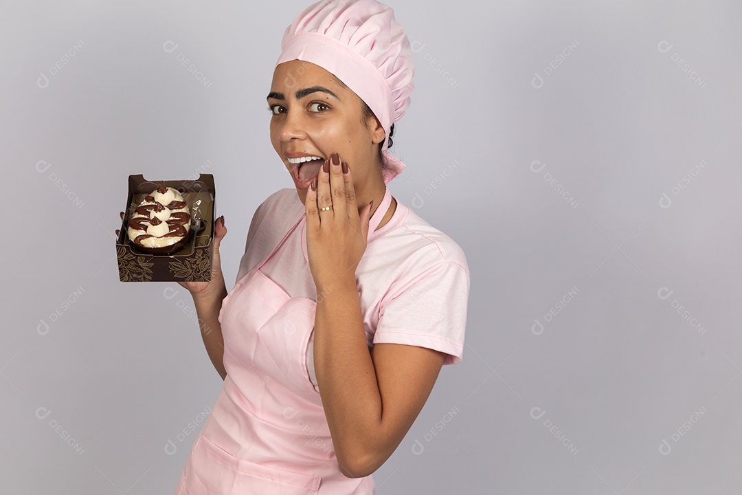 Linda mulher jovem preparando ovos da páscoa