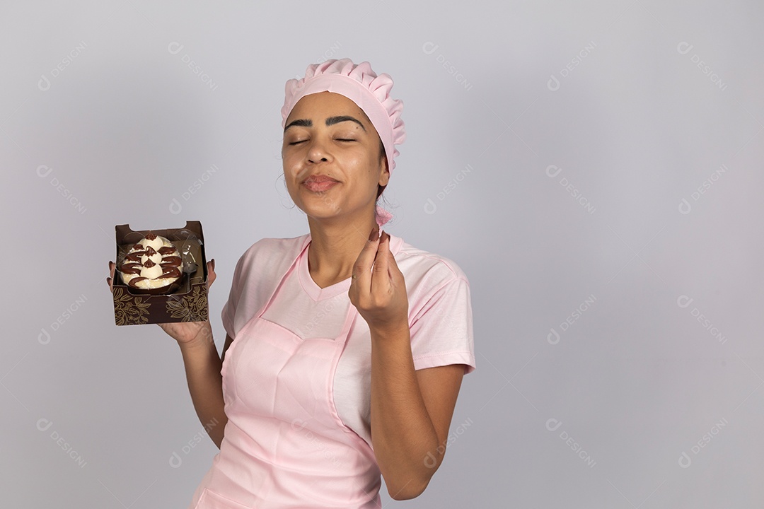 Linda mulher jovem preparando ovos da páscoa