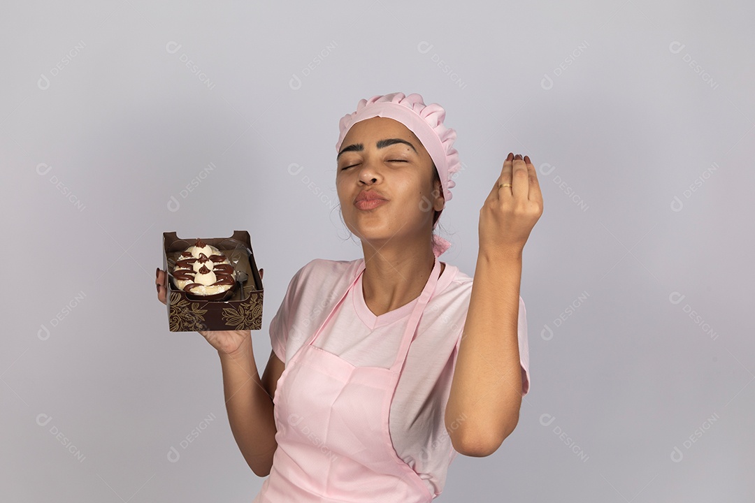 Linda mulher jovem preparando ovos da páscoa