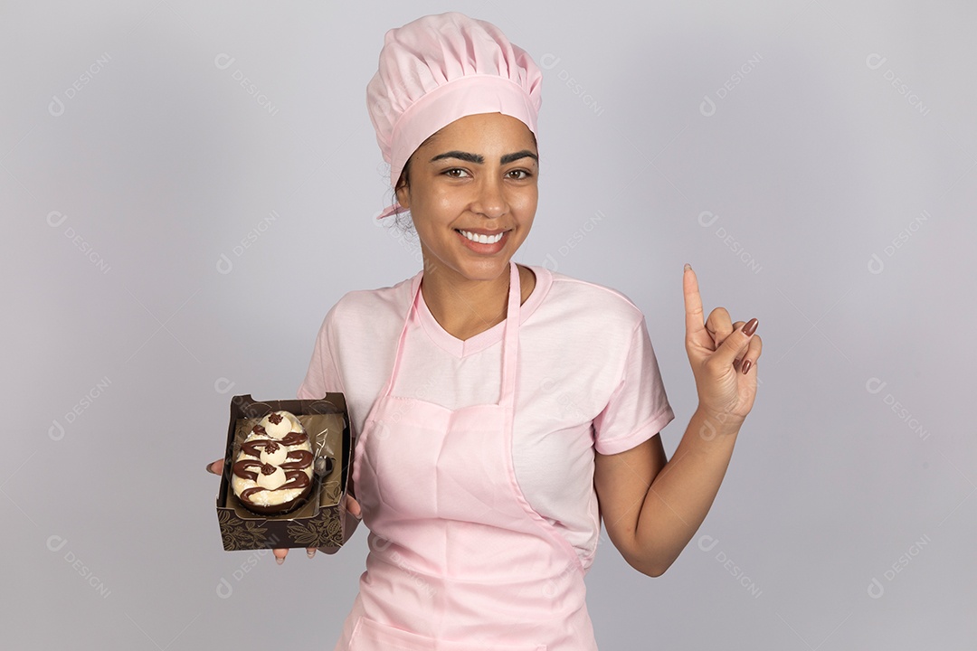 Linda mulher jovem preparando ovos da páscoa