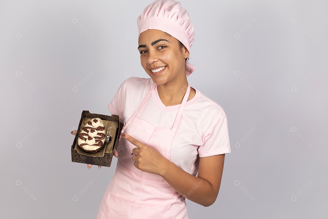 Linda mulher jovem preparando ovos da páscoa