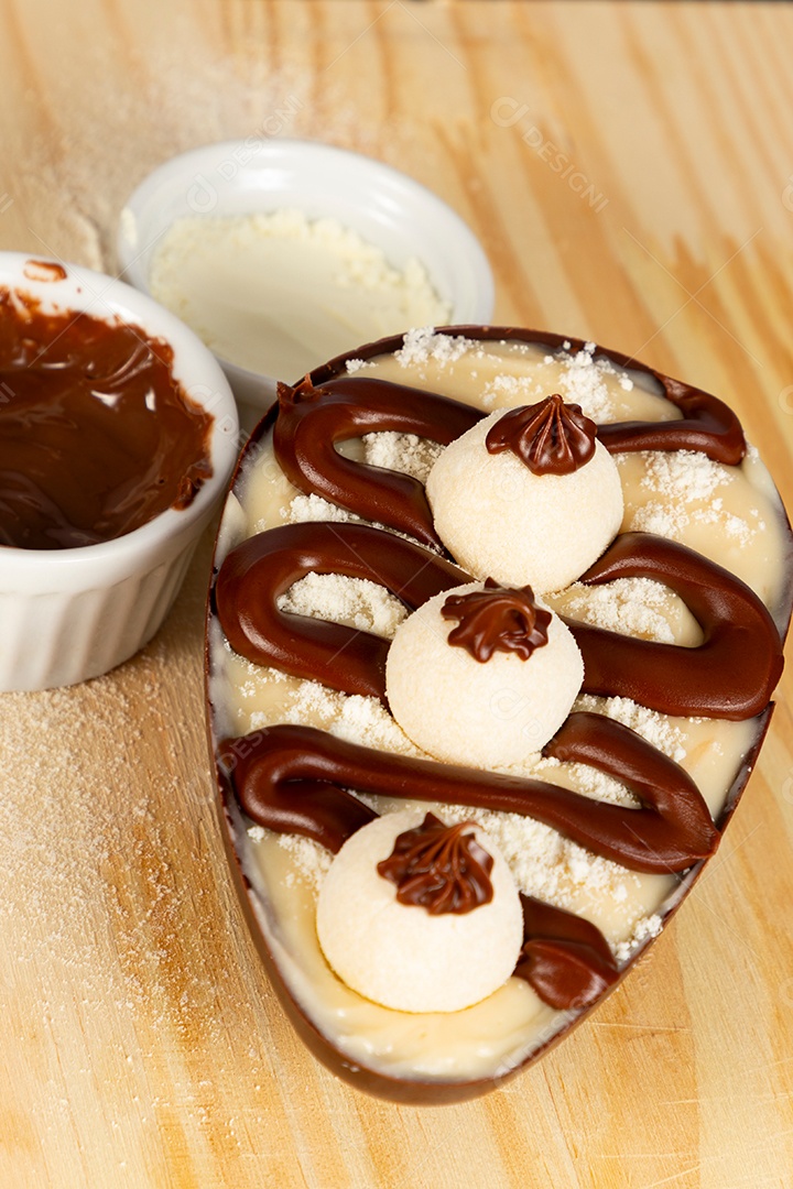 Delicioso ovo de páscoa sobre uma tábua de madeira