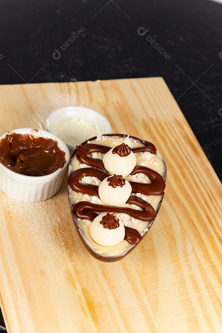 Delicioso ovo de páscoa sobre uma tábua de madeira