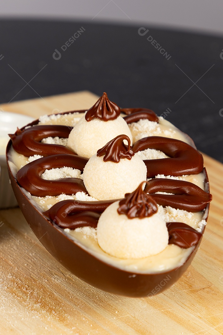 Delicioso ovo de páscoa sobre uma tábua de madeira