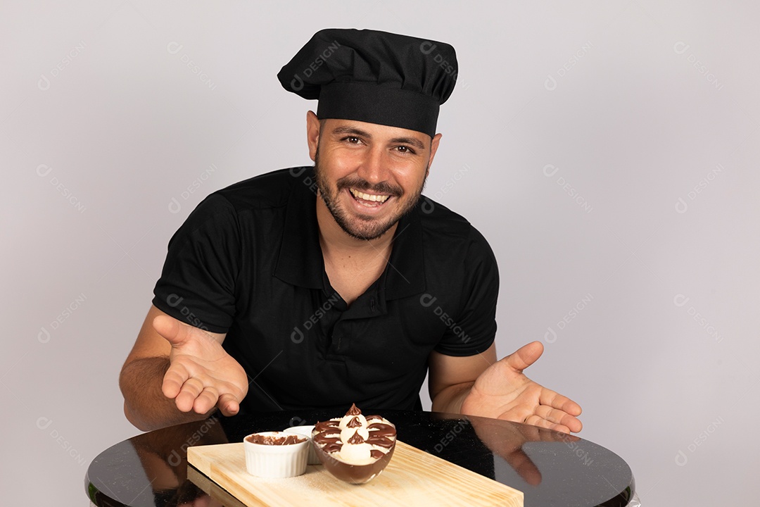 Homem jovem preparando ovos da páscoa