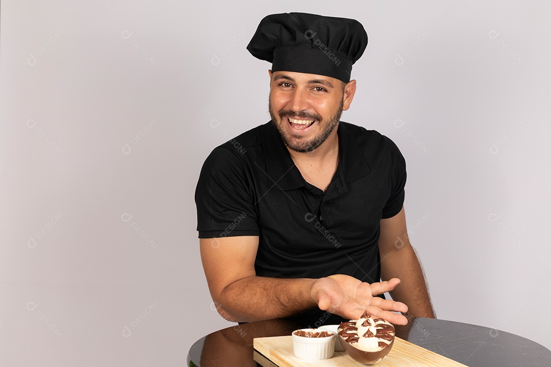 Homem jovem preparando ovos da páscoa