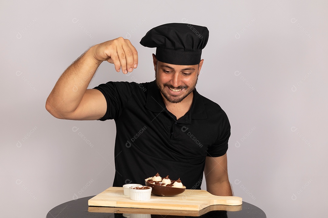 Homem jovem preparando ovos da páscoa