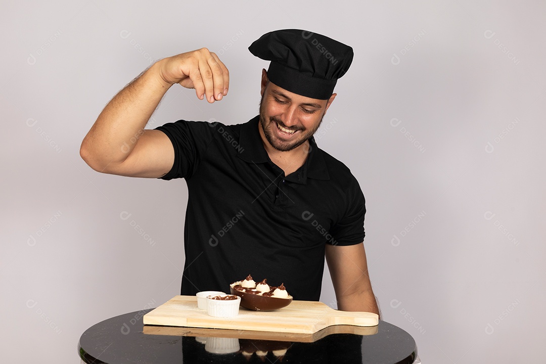 Homem jovem preparando ovos da páscoa