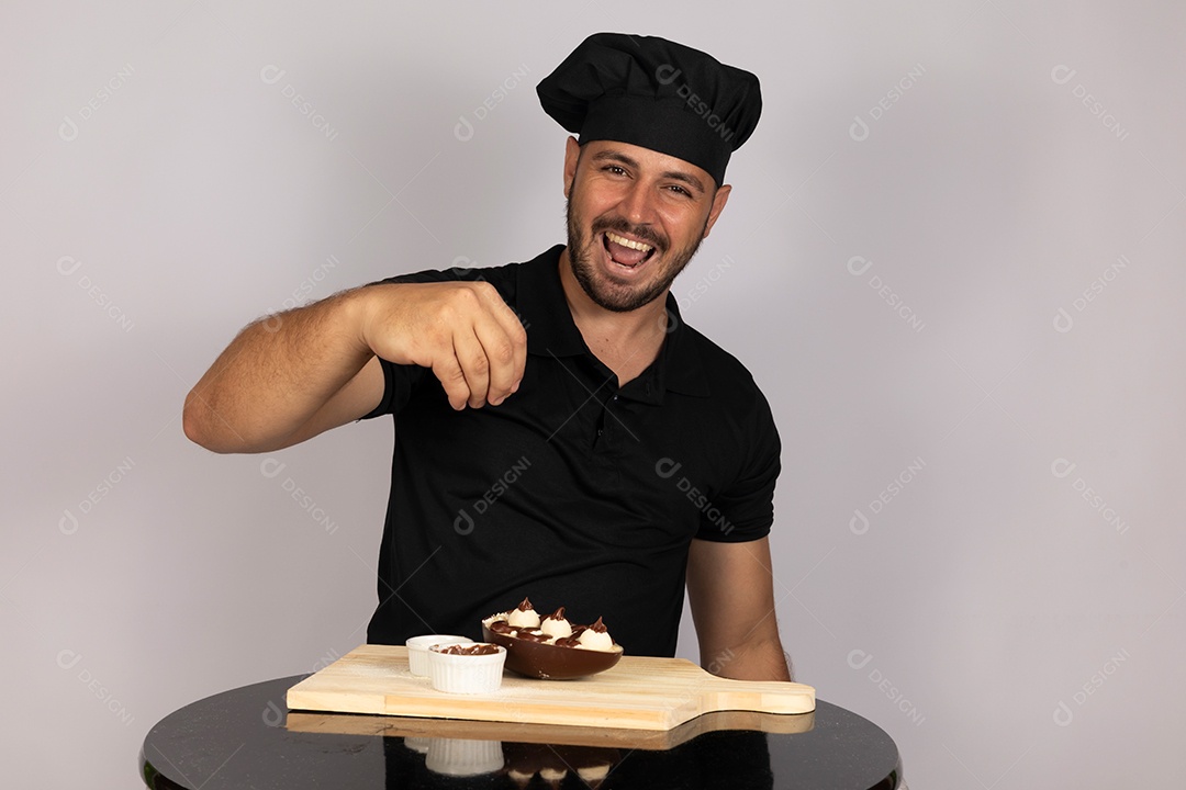 Homem jovem preparando ovos da páscoa