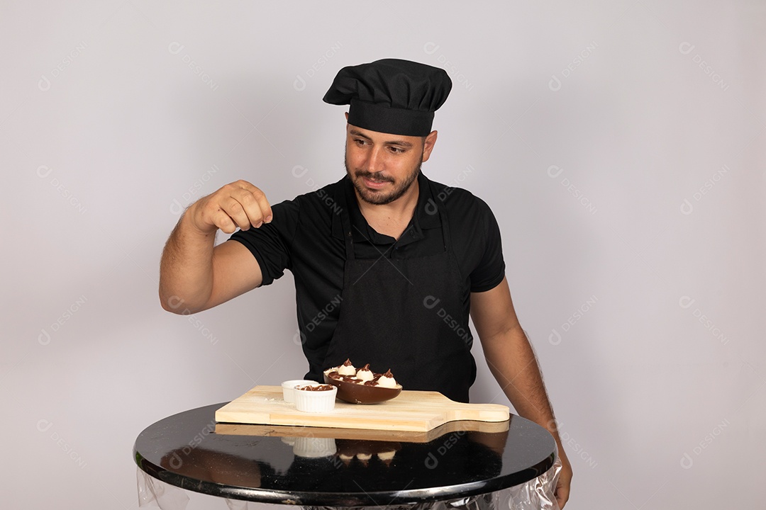 Homem jovem preparando ovos da páscoa