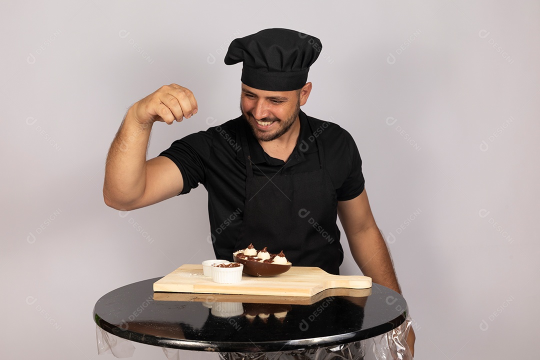 Homem jovem preparando ovos da páscoa
