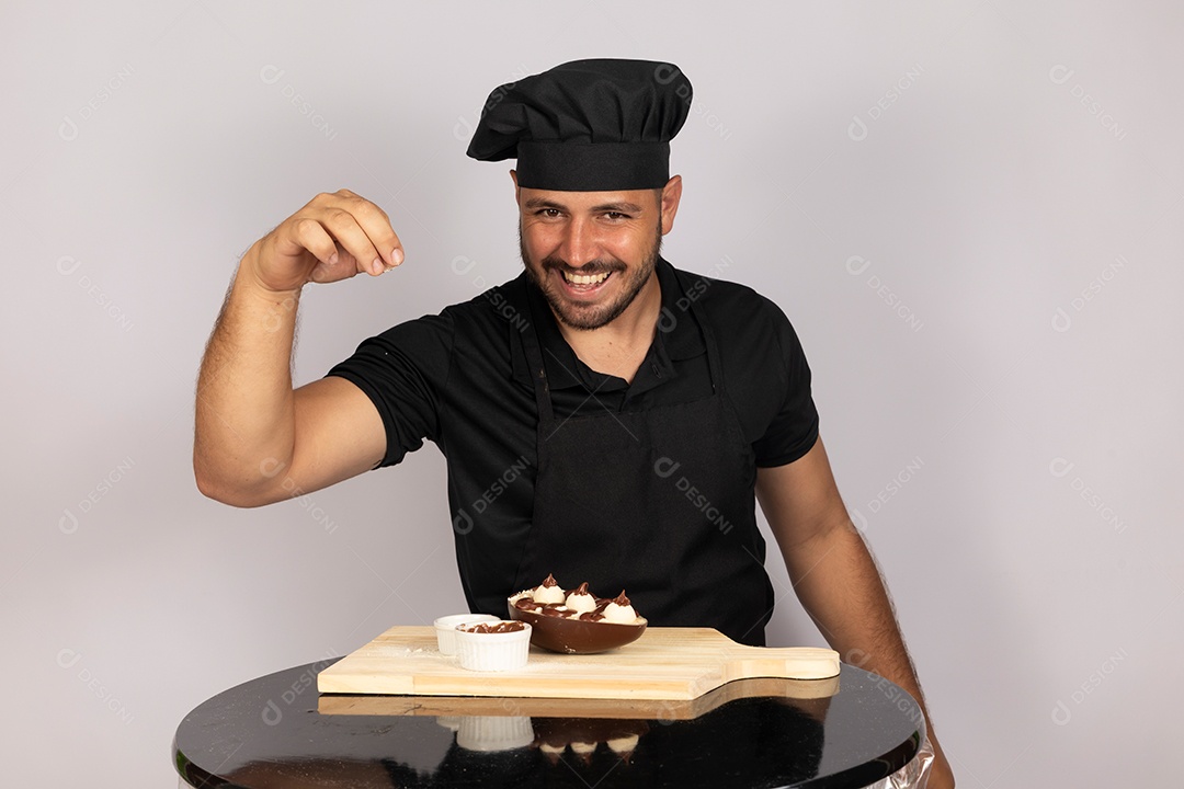 Homem jovem preparando ovos da páscoa