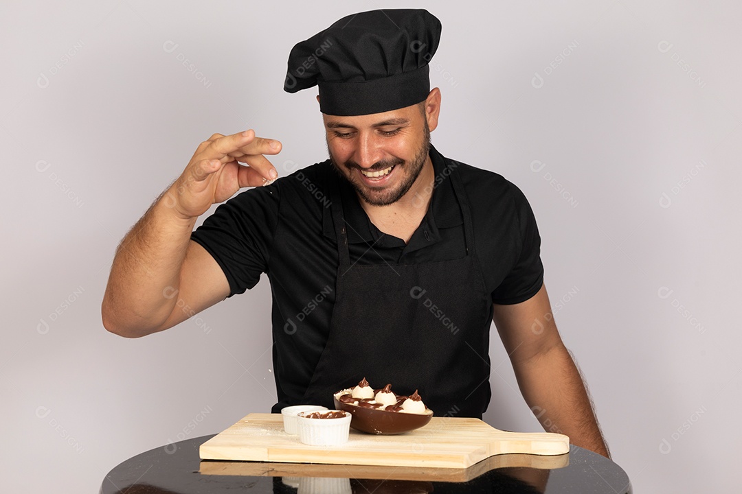 Homem jovem preparando ovos da páscoa