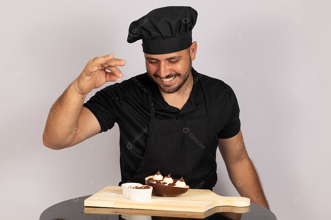 Homem jovem preparando ovos da páscoa