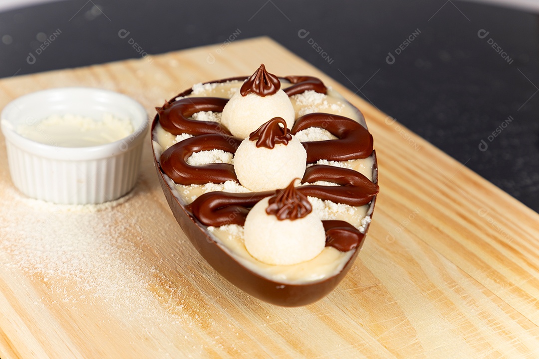 Delicioso ovo de páscoa sobre uma tábua de madeira