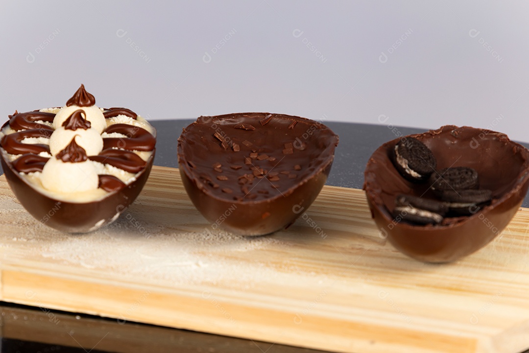 Delicioso ovo de páscoa sobre uma tábua de madeira