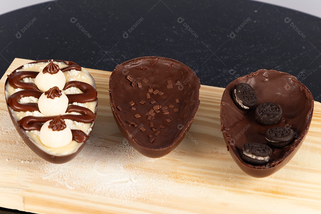 Delicioso ovo de páscoa sobre uma tábua de madeira